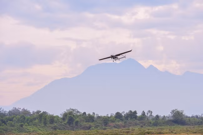 Viện Hàng không Vũ trụ Viettel (VTX) là một trong nhưng đơn vị hàng đầu trong phát triển và ứng dụng công nghệ máy bay không người lái (UAV) ở Việt Nam hiện nay, bên cạnh các dòng UAV dành cho mục đích quân sự quốc phòng VTX còn phát triển cả các mẫu UAV “đặc biệt” phục vụ cho các hoạt động quân sự. Nổi bật nhất trong số đó là mẫu UAV VT-Pigeon do VTX thiết kế chế tạo. Nguồn ảnh: VTX.