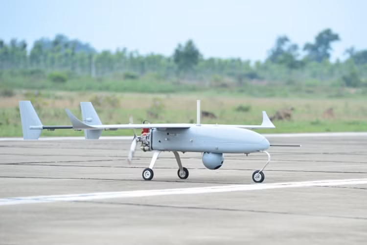 Mẫu UAV Việt Nam này có chiều dài cơ sở 2,25m với sải cánh 3,25m. Khối lượng cất cánh tối đa là 26 kg. VT-Pigeon sử dụng phương pháp cất cánh bằng đường băng hoặc máy phóng nếu như khu vực triển khai không có đường băng phù hợp. Nguồn ảnh: VTX.