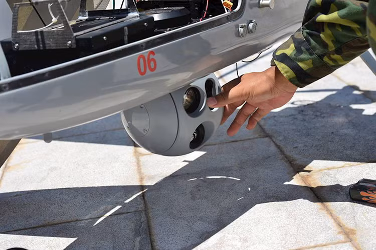 Bộ phận quan trọng nhất trên mỗi UAV VT-Pigeon chính là cụm thiết bị quan sát quang điện tử tiên tiến với camera ổn định 2 trục, trang bị cảm biến quang EO và cảm biến hồng ngoại IR, LRF, có độ phân giải cao đảm bảo khả năng quan sát chi tiết, bắt bám hoặc nhận dạng đối tượng từ khoảng cách xa. Nguồn ảnh: ictnews.