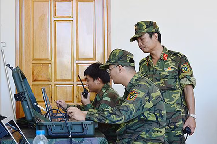 Đại diện VTX cho biết, khi mất tín hiệu điều khiển VT-Pigeon có khả năng tìm đường về, nghĩa là quay về địa điểm bị mất kết nối gần nhất. Không giống các thiết bị khác chỉ có khả năng “bay mù” nghĩa là chép hình ảnh vào thẻ nhớ, UAV VT PIGEON có khả năng truyền hình trực tiếp những hình ảnh thu nhận được về trung tâm chỉ huy. Nguồn ảnh: ictnews.