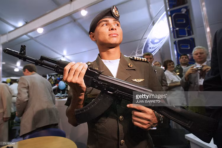 Theo trang tin Army Recognition, Kalashnikov Concern - tập đoàn chế tạo vũ khí hàng đầu của Nga vừa cho ra mắt biến thể hiện đại hóa của súng trường tấn công AK-103 là AK-103M và vẫn sử dụng cỡ đạn tiêu chuẩn 7,62x39mm, và cỡ đạn này tương đồng với cỡ đạn tiêu chuẩn trên những khẩu súng trường tấn công AK-47 và AKM đang được Việt Nam sử dụng. Nguồn ảnh: Getty Images.