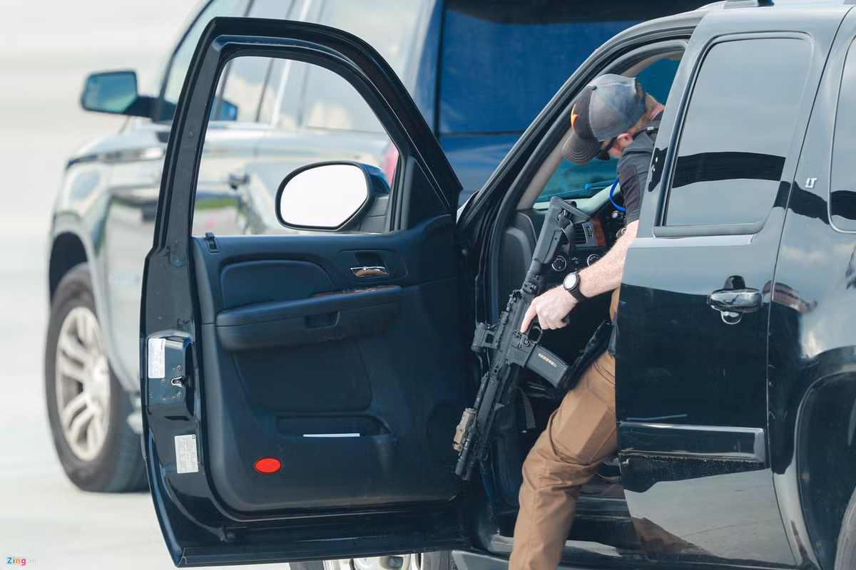 Một mật vụ bước xuống xe với khẩu súng trường tiến công HK416 cầm trên tay. Đây là vũ khí hạng nặng được sử dụng để áp chế hỏa lực của đối phương. Ảnh: Hải An.