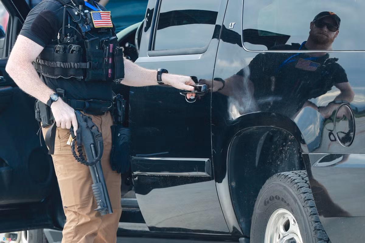 Một thành viên đội CAT cầm trên tay khẩu shotgun AGM M-500 SWAT trong đoàn hộ tống Tổng thống Trump tại sân bay Đà Nẵng chuẩn bị bay ra Hà Nội. Ảnh: Hải An.