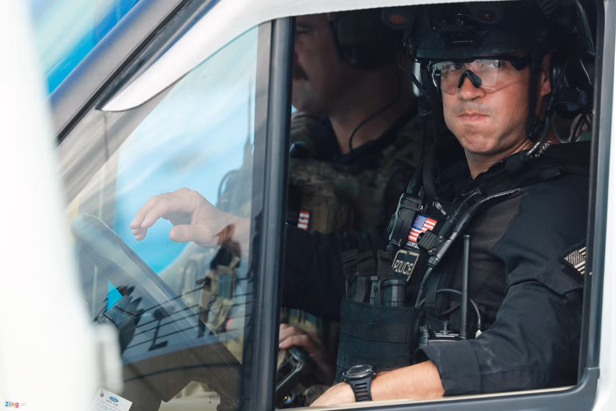 Đội CAT thường di chuyển trên những chiếc Chevrolet Suburban bọc thép mở cửa sổ và nắp capo để sẵn sàng cho mọi tình huống. Ảnh: Hải An.