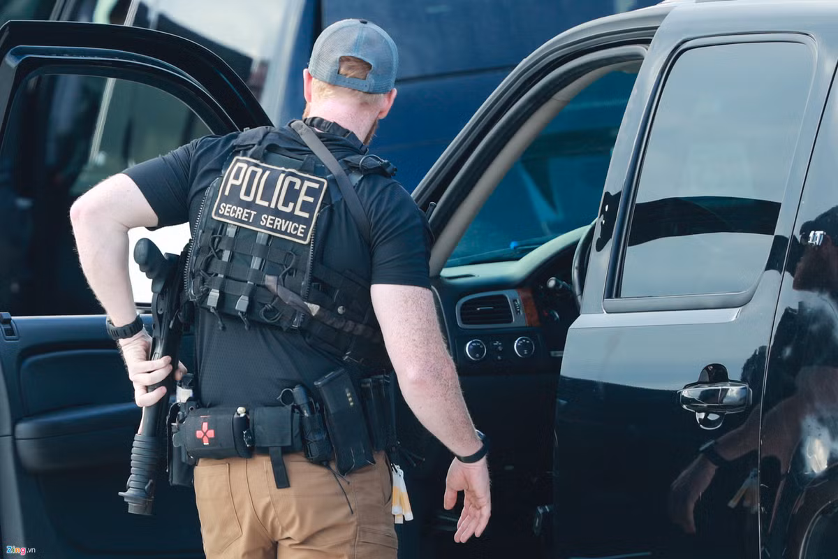 Shotgun, còn gọi là súng bắn đạn ghém, loại vũ khí bắn ra viên đạn chứa nhiều đạn nhỏ cỡ hạt tiêu tỏa ra nhiều hướng khác nhau để tăng mật độ sát thương. Shotgun rất hiệu quả trong tác chiến cự ly gần chống lại đám đông nhưng không hiệu quả khi tác chiến tầm xa. Ảnh: Hải An.