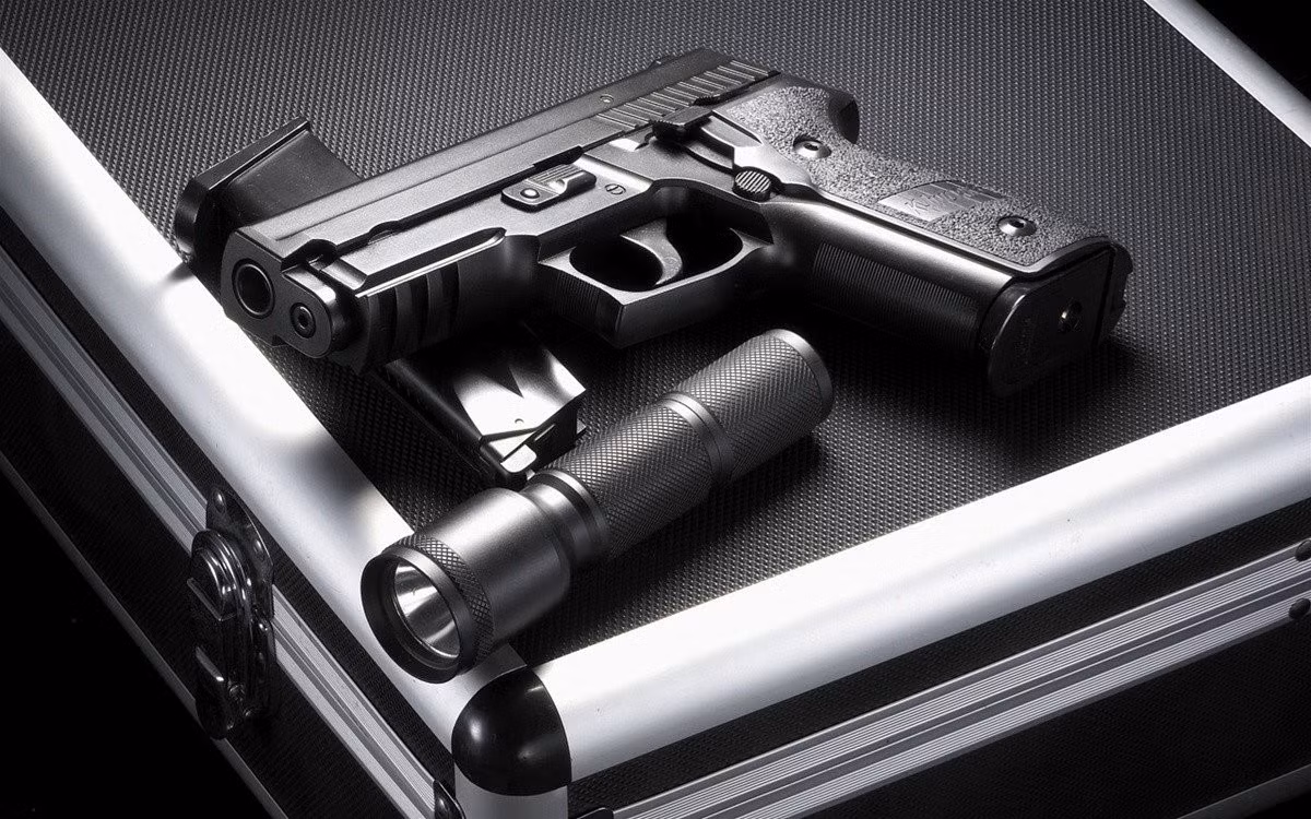 P229 có chiều dài 180 mm, dày 38 mm, cao 137 mm, trọng lượng 905 g. Súng dùng cỡ đạn 9x19 mm, cơ số đạn 10, 13 hoặc 15 viên, tầm bắn hiệu quả 50 m. Dưới nòng súng có đoạn ray picatinny nhỏ có thể lắp thêm đèn pin, hoặc con trỏ laser. Ảnh: SIG Sauer.