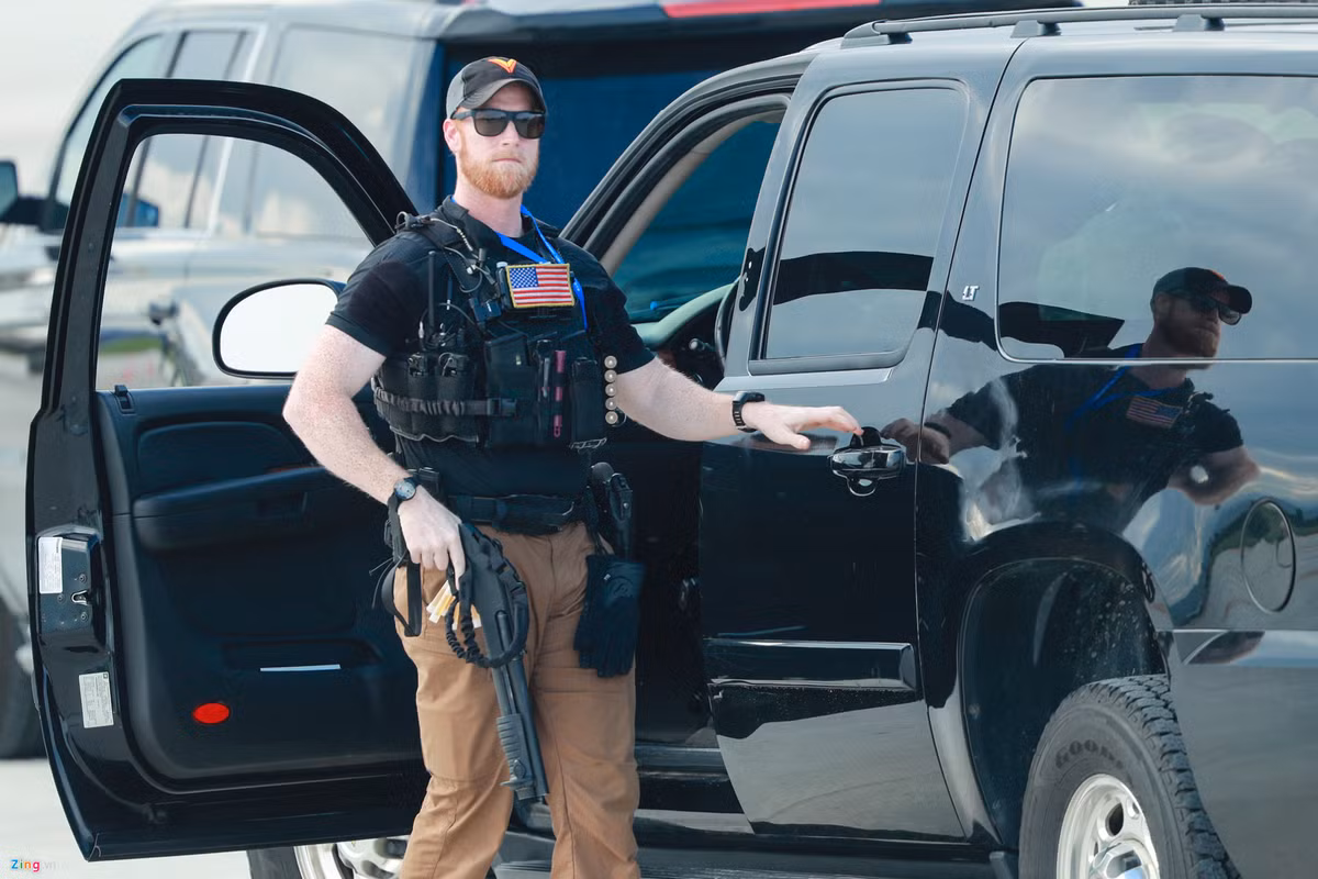 Mỗi thành viên Đội CAT thường mang theo 4 băng đạn súng trường, 3 băng đạn súng ngắn, 2 quả lựu đạn gây choáng M84, 5 viên đạn shotgun cùng nhiều phụ kiện khác. Họ được chuẩn bị để đối phó với mọi kịch bản xấu có thể xảy ra với ông chủ Nhà Trắng. Ảnh: Hải An.