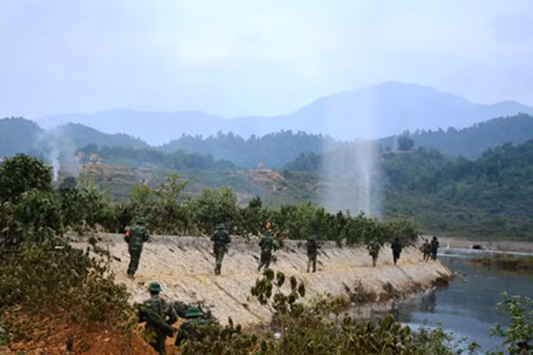 Ngac nhien phao chong tang Viet Nam danh dich do bo duong khong