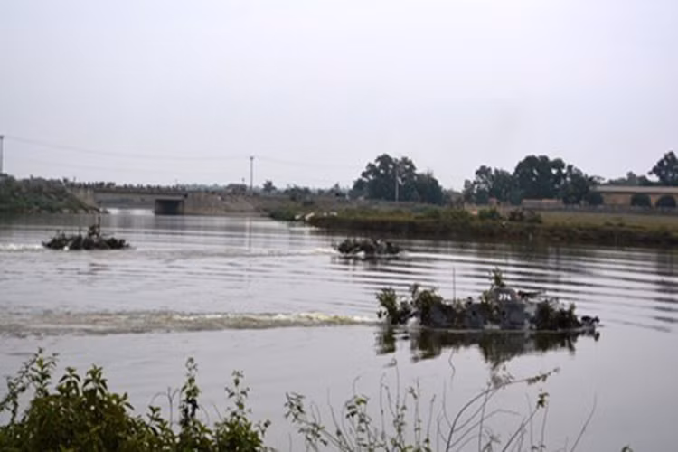 Xe Thiết giáp của Tiểu đoàn 47 vượt sông.