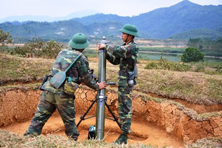 Khẩu đội Cối 100mm Tiểu đoàn 14 nạp đạn và thực hành bắn.