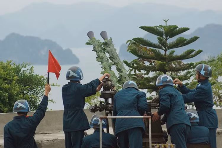 Đại úy Phạm Trung Kiên, Đại đội trưởng Đại đội Pháo phòng không 23 cho biết: Đơn vị đóng quân trên đồi cao, điều kiện ăn ở, sinh hoạt, đi lại của cán bộ, chiến sĩ gặp nhiều khó khăn nhưng toàn đơn vị đã đoàn kết khắc phục khó khăn, hoàn thành tốt mọi nhiệm vụ được giao. Ảnh: Khẩu đội 2 - Đại đội 23 canh trực sẵn sàng chiến đấu.