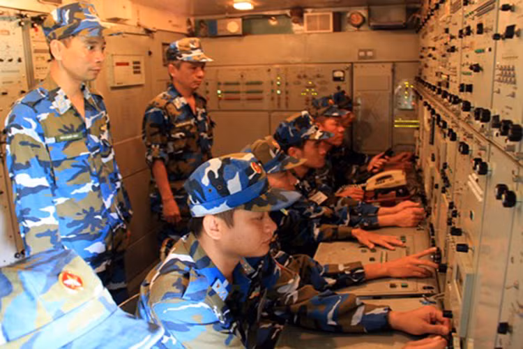 Kíp chiến đấu xe điều khiển Trung đoàn 93 thực hành bắn mục tiêu.