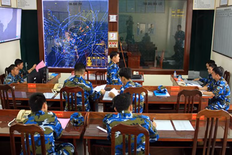 Nội dung hội thao có 2 phần lý thuyết và thực hành về công tác tham mưu, chính trị, kỹ thuật, hậu cần và xử lý một số tình huống do ban giám khảo đề ra. Ảnh: Kiểm tra nhận thức kíp chiến đấu tại Sở chỉ huy.