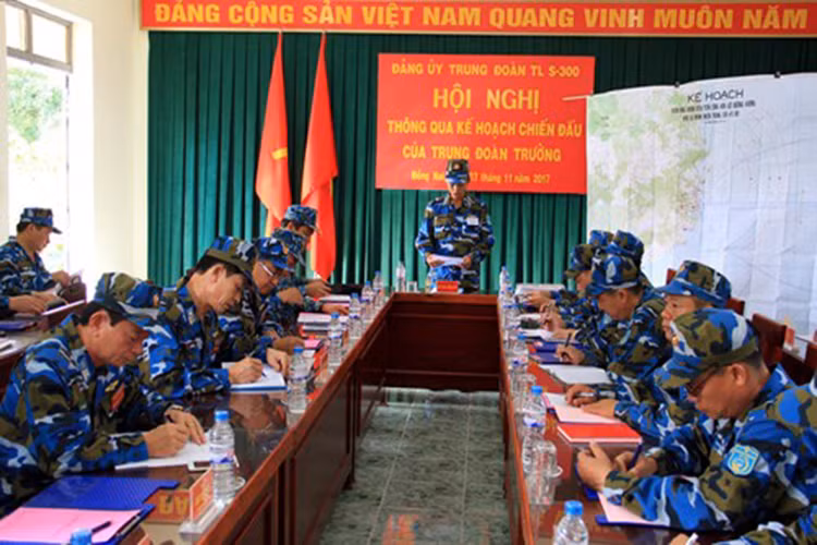 Với nhiều nội dung sát tình huống thực tế, cuộc diễn tập là dịp kiểm tra, đánh giá năng lực chỉ huy, trình độ chuyên môn nghiệp vụ và bản lĩnh chiến đấu của đội ngũ cán bộ chỉ huy cơ quan trung đoàn và các kíp chiến đấu tổ hợp tên lửa phòng không S-300 PMU1. Đây cũng là dịp để đánh giá phương pháp huấn luyện, nâng cao trình độ hiệp đồng kíp chiến đấu và khả năng chỉ huy chiến đấu, học tập, trao đổi kinh nghiệm của đội ngũ cán bộ chỉ huy các cấp. Ảnh: Hội nghị thông qua kế hoạch chiến đấu của Trung đoàn trưởng.