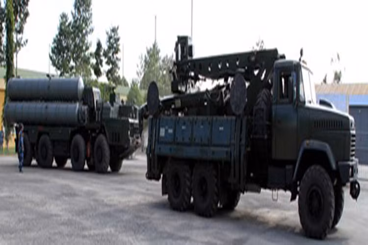 Thực hành vận chuyển đạn tên lửa.