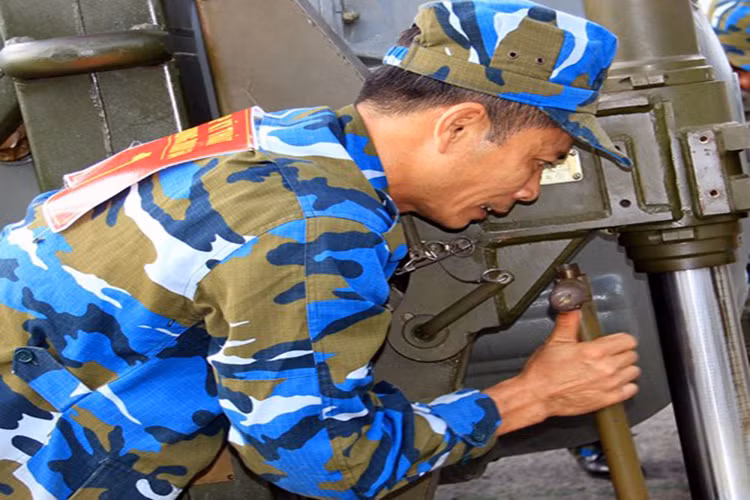 Quyết tâm khắc phục khó khăn trong quá trình lắp đạn.