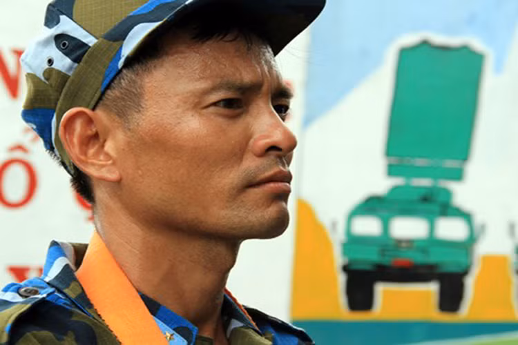 Thượng úy Nguyễn Ngọc Văn, Trung đoàn 93 xử lý tình huống trong quá trình cẩu chuyển đạn.