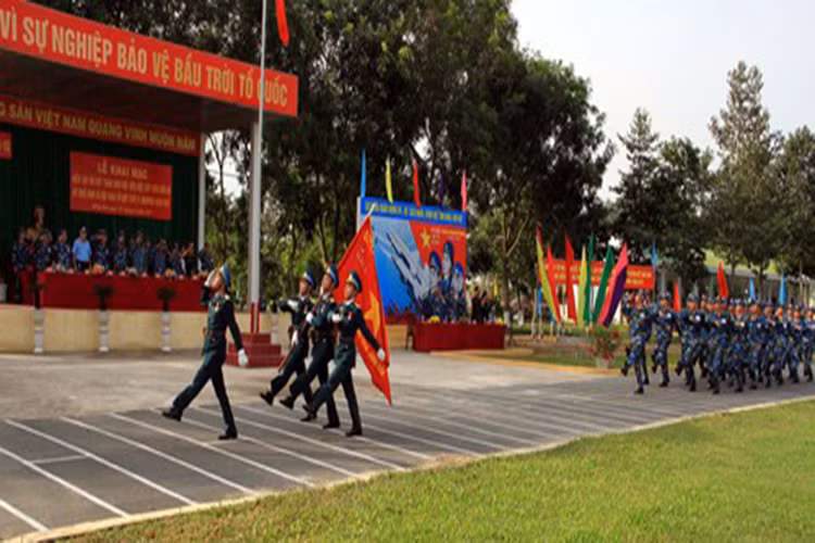 Duyệt đội ngũ tại lễ khai mạc.