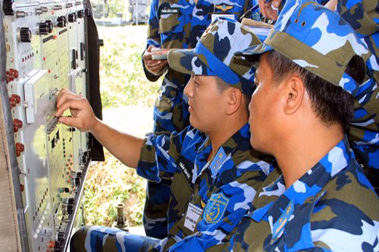 Ngay sau lễ khai mạc, các đơn vị đã bước vào diễn tập các nội dung chỉ huy, tham mưu và của kíp chiến đấu tổ hợp tên lửa phòng không S-300 PMU1. Ảnh: Kiểm tra kỹ thuật tại bệ phóng tên lửa.