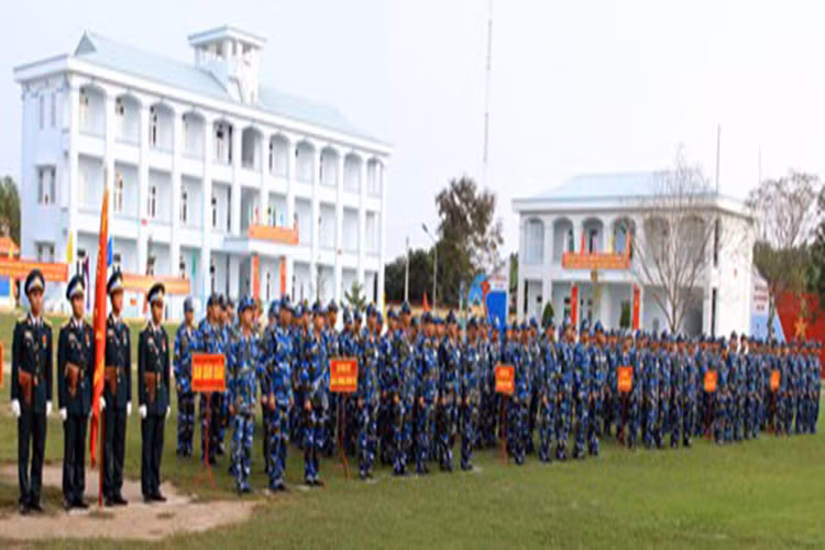 Sáng 7-11, tại Đồng Nai, Quân chủng Phòng không - Không quân đã khai mạc diễn tập chỉ huy, tham mưu một bên, một cấp trên bản đồ có thực binh và hội thao tổ hợp tên lửa phòng không S-300 PMU1 năm 2017. Tham dự diễn tập có các kíp chiến đấu thuộc Sư đoàn Phòng không 361 và Sư đoàn Phòng không 367. Ảnh: các đơn vị tham gia diễn tập có các đơn vị tên lửa phòng không S-300 PMU1 thuộc Sư đoàn Phòng không 361 và Sư đoàn Phòng không 367.