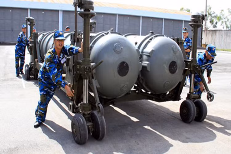 Thực hành chuyển đạn trong tình huống chiến đấu.