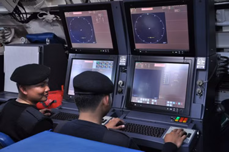 Ngoài kiểm tra độ tin cậy và sức mạnh của bộ đôi vũ khí diệt hạm của mình, đợt phóng thử tên lửa và ngư lôi lần này còn là dịp Hải quân Indonesia kiểm tra khả năng tương thích của hệ thống điều khiển hỏa lực CMS MSI-90U MK do Tập đoàn Kongsberg, Na Uy chế tạo trên các mẫu tàu chiến mặt nước và tàu ngầm của nước này. Nguồn ảnh: Garuda Militer