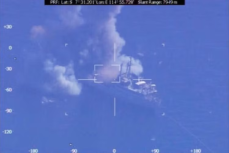 Cùng thời điểm diễn ra vụ phóng tên lửa C-705, tàu ngầm KRI Nanggala-402 (lớp Type-209/1300) thuộc biên chế Hải quân Indonesia cũng phóng ngư lôi SUT tấn công đồng thời tàu KRI Karimata-960. Nguồn ảnh: defense-studies.