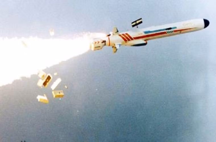 Tên lửa C-705 có tầm bắn tối đa khoảng 140 km, tuy nhiên phiên bản xuất khẩu cho Indonesia có tầm bắn chỉ khoảng hơn 100 km. Tên lửa được dẫn hướng đến mục tiêu kết hợp quán tính và radar giai đoạn cuối. Nguồn ảnh: Indian Defence.