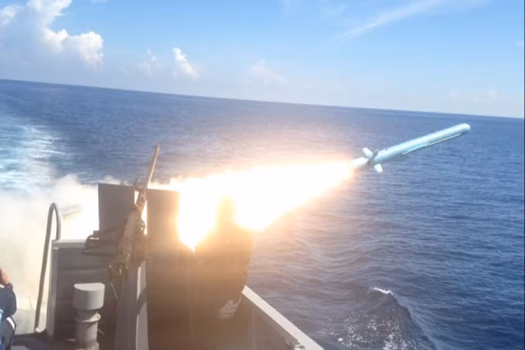 Tên lửa C-705 được phóng đi từ tàu tên lửa tấn công nhanh KRI Kujang-642, tên lửa C-705 đánh trúng mục tiêu giả định là tàu vận tải KRI Karimata-960 của Hải quân Indonesia đã ngưng sử dụng từ năm 2016. Nguồn ảnh: defense-studies.