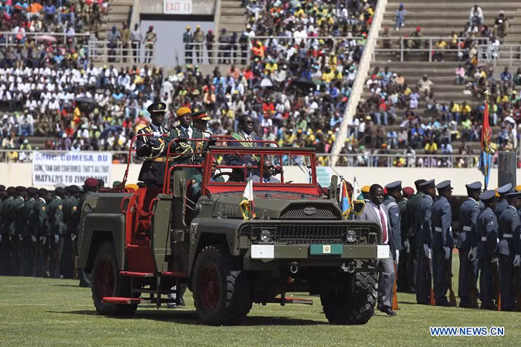 Quân đội Zimbabwe có hai binh chủng chính gồm Lục quân và Không quân, quốc gia này không có hải quân, bên cạnh đó Zimbabwe còn có cả lực lượng Cảnh sát Quốc gia riêng biệt nhưng lực lượng này trực thuộc quản lý của chính phủ dân sự Zimbabwe. Dù vậy Zimbabwe vẫn có tiềm lực quân sự đứng thứ 13 trong các nước châu Phi trên tổng số 33 nước. Nguồn ảnh: China News.