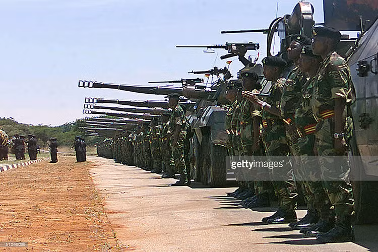 Về trang bị vũ khí, hầu hết trang bị của Quân đội Zimbabwe đều đã lạc hậu và lỗi thời gần như không được nâng cấp kể từ khi lực lượng này được thành lập từ năm 1980 cho đến nay. Lực lượng tăng thiết giáp của Zimbabwe ước tính vào khoảng từ 200-300 phương tiện trong đó đa phần có nguồn gốc từ Liên Xô và Trung Quốc. Nguồn ảnh: Getty Images.