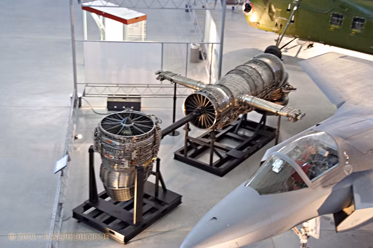 Trái tim của F-35 là động cơ Pratt &amp; Whitney F135 được thiết kế đúng “chuẩn tàng hình”, nó có khả năng che giấu bộc lộ tín hiệu hồng ngoại rất tốt bằng cách cho hai dòng khí nóng - lạnh hòa nhập với nhau một cách đều đặn, duy trì luồng không khí ổn định, tránh hiện tượng sốc nhiệt, từ đó làm tăng hiệu suất hoạt động cũng như gây khó khăn cho tên lửa mang đầu dò nhiệt của đối phương. Nguồn ảnh: Flickr.