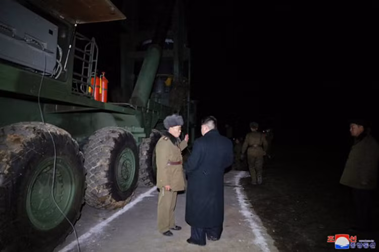 Theo nhận định của nhiều chuyên gia phân tích quân sự, sau hơn 70 ngày hoãn thử tên lửa nhiều khả năng Triều Tiên đã đạt được bước tiến lớn trong việc hoàn thiện công nghệ tên lửa của mình, đặc biệt là vật liệu cách nhiệt được bọc xung quanh thân tên lửa giúp bảo vệ nó trong quá trình quay trở lại trái đất từ trên quỹ đạo. Nguồn ảnh: Rodong Sinmun.