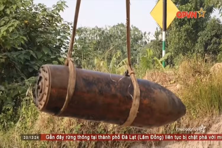 Dựa trên kích thước và hình dáng của quả bom này, Binh chủng Công binh xác định đây là loại bom thông dụng hạng nặng Mark 118 do Mỹ chế tạo còn xót lại sau chiến tranh. Và nó là một trong hàng nghìn quả bom mà Không quân Mỹ thả xuống bầu trời Hà Nội trong Chiến tranh Việt Nam. Nguồn ảnh: QPVN.