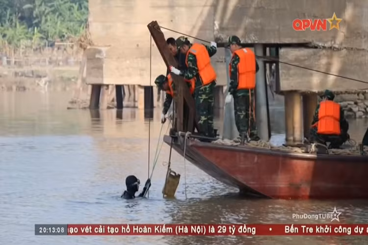 Theo kênh truyền hình Quốc phòng Việt Nam, trong chiều ngày 28/11 lực lượng công binh thuộc Binh chủng Công binh và Bộ Tư lệnh Thủ đô Hà Nội đã trục vớt và di chuyển an toàn quả bom nặng hơn 1 tấn nằm dưới chân cầu Long Biên gây xôn xáo dư luận trong thời gian gần đây. Nguồn ảnh: QPVN.