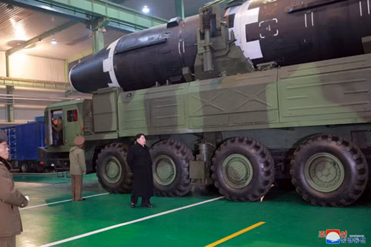 Ví dụ điển hình nhất cho nhận định này chính là hình dáng của Hwasong-15 khác biệt hẳn so với Hwasong-14, theo đó mẫu ICBM mới của Triều Tiên được trang bị đầu đạn thoi hơn thay vì mũi nhọn như Hwasong-14. Đây cũng là thiết kế tiêu chuẩn của các dòng ICBM phổ biến trên thế giới. Nguồn ảnh: Rodong Sinmun.