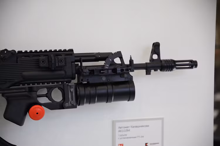 Mặc dù có những lợi thế trên nhưng trong một lần tham gia đấu thầu gần đây của AK-103 tại Ấn Độ, mẫu súng này lại không thể đáp ứng các yêu cầu vô lý từ phía Ấn Độ cho một mẫu súng trường tấn công sử dụng đạn tiêu chuẩn 7,62x39mm có thiết kế bằng kim loại hoàn toàn cũng như súng phải đi kèm bộ phụ kiện sửa chữa và cơ cấu bắn có thể tháo rời. Đây vốn là các nhược điểm trên các dòng AK series và đã được khắc phục triệt để trên AK-103M. Nguồn ảnh: