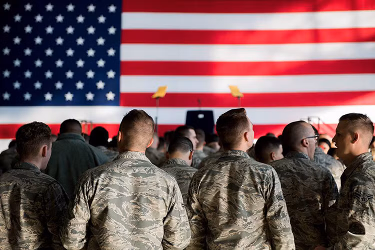 Tại căn cứ Yokota, Tổng thống Donald Trump đã có bài phát biểu ngắn trước lực lượng quân đội Mỹ đang đồn trú tại căn cứ này. Theo kế hoạch, sau đó ông Trump sẽ chơi golf và ăn trưa với Thủ tướng Nhật Bản Shinzo Abe trước khi có cuộc hội đàm chính thức với nhà lãnh đạo Nhật Bản. Nguồn ảnh: Không quân Mỹ.