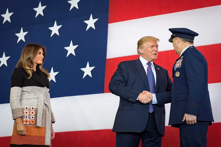 Được biết đây là chuyến công du châu Á dài nhất của một Tổng thống Mỹ trong suốt 25 năm qua. Hình ảnh Tổng thống Trump bắt tay Tướng Jerry P. Martinez, người đứng đầu các lực lượng Mỹ tại Nhật Bản. Nguồn ảnh: Không quân Mỹ.