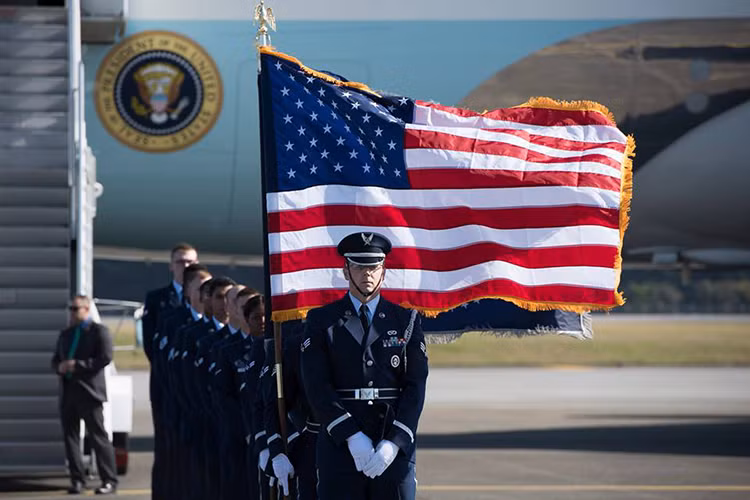 Hình ảnh đội danh dự của căn cứ không quân Yokota đón chào người đứng đầu Nhà Trắng. Nguồn ảnh: Không quân Mỹ.