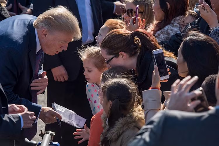 Chuyến công du của Tổng thống Trump đến châu Á lần này được nhiều chuyên gia phân tích đánh giá là có nhiều thách thức, nhất là trong bối cảnh căng thẳng trên Bán đảo Triều Tiên. Hình ảnh Tổng thống Trump ký tặng cho một bé gái ngay khi vừa đặt chân đến căn cứ Yokota. Nguồn ảnh: Không quân Mỹ.