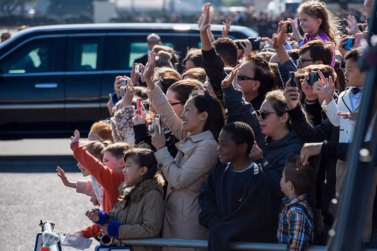 Có khá đông người dân Mỹ và Nhật Bản đến căn cứ Yokota chào đón Tổng thống Trump và Đệ nhất phu nhân Melania Trump ngay trong trưa hôm nay. Nguồn ảnh: Không quân Mỹ.