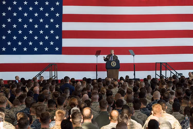 Phát biểu trước hàng trăm binh sĩ Mỹ, Tổng thống Donald Trump đã nhấn mạnh rằng, “Đừng một ai, đừng một chính quyền nào, đừng một nước nào đánh giá thấp quyết tâm của nước Mỹ” . Nguồn ảnh: Không quân Mỹ.