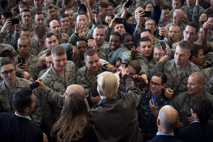 Tổng thống Mỹ và Đệ nhất phu nhân trong vòng vây của các binh sĩ Mỹ đang đồn trú tại Yokota. Nguồn ảnh: Không quân Mỹ.