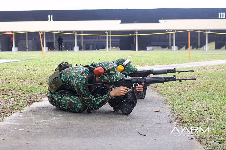 Như vậy sau khi xuất hiện trong nước, đây là lần đầu tiên bộ quân phục dã chiến K17 này được xuất ngoại. Mẫu quân trang này có họa tiết khác biệt hoàn toàn so với bộ K07 kiểu cũ, màu sắc cũng đã được thay đổi. Nguồn ảnh: AARM 2017.