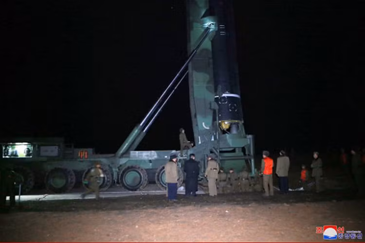 Chủ tịch Kim Jung Un Triều Tiên bên cạnh bệ phóng rời của Hwasong-15. Nguồn ảnh: Rodong Sinmun.