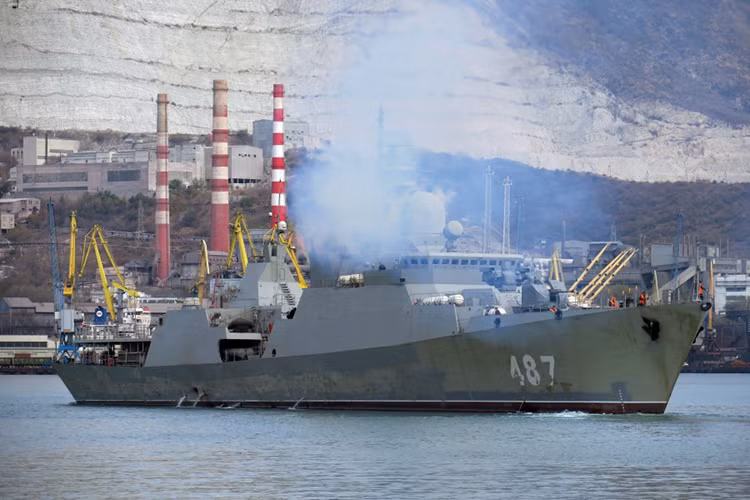 Theo kế hoạch chuyển giao các tàu Gepard cuối cùng cho Việt Nam được phía Nga công bố thì tàu Gepard thứ 4 của chúng ta sẽ lên đường trở về nước trong tháng 11 này. Và sẽ phải mất gần 50 ngày để tàu “487” có thể về đến Việt Nam tức vào đầu năm 2018. Nguồn ảnh: barmacode1.