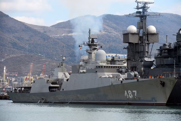 Theo đó dựa trên một số hình ảnh được tài khoản barmacode1 trên diễn đàn livejournal ta có thể thấy được những hình ảnh mới nhất về tàu hộ vệ tên lửa Gepard thứ 4 mang số hiệu “487” (phiên hiệu tạm thời) của Hải quân Việt Nam. Và điều đặc biệt là trong những hình ảnh này tàu “487” đang khởi động hệ thống động cơ của mình. Nguồn ảnh: barmacode1.