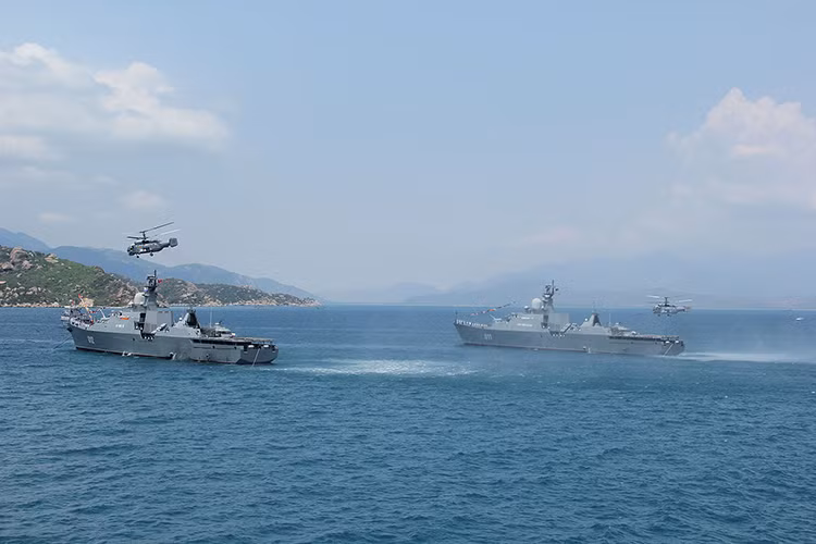 Như vậy bên cạnh các loại vũ khí hiện có như hải pháo 76.2mm AK-176M, tổ hợp pháo - tên lửa phòng không trên hạm Palma-SU, tên lửa chống hạm Uran-E (8 đơn vị) và và tổ hợp vũ khí đánh chặn tầm gần 30mm AK-630. Các tàu Gepard tiếp theo của Việt Nam sẽ được trang bị thêm cụm ống phóng ngư lôi hạng nặng 533mm. Nguồn ảnh: Hải quân Việt Nam