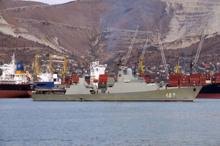 Trong ảnh là tàu “487” khởi động hệ thống động cơ chạy thử trong vịnh Novorossiysk hôm 18/11. Nguồn ảnh: barmacode1.